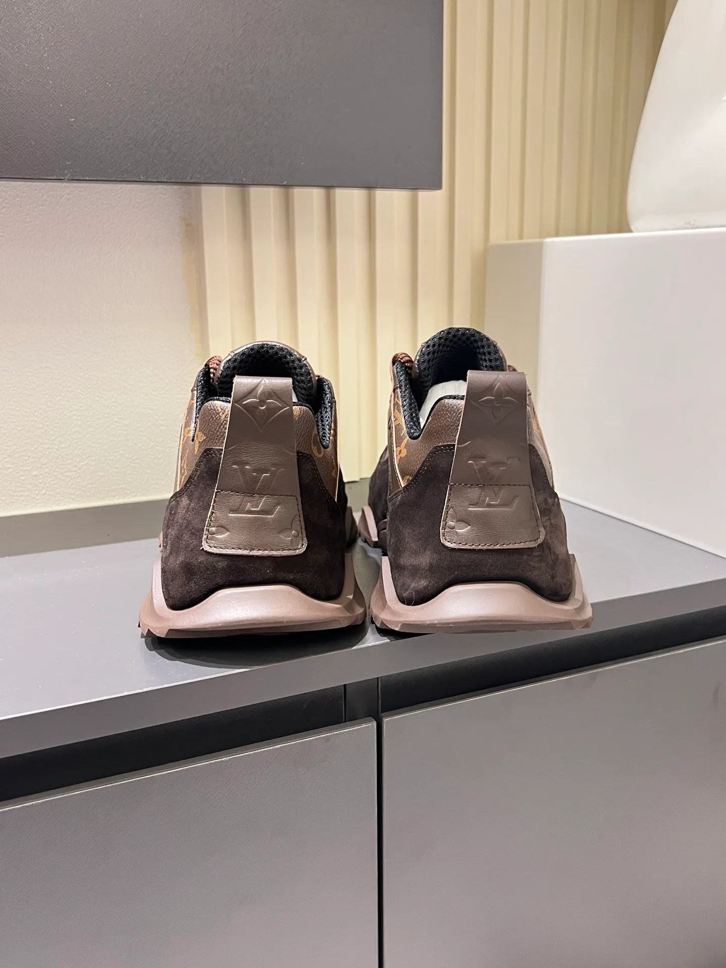 p600 "LOUI* VUITTO*" popular men's casual shoes, genuine development in Italy 💯Purchasing level quality ✔️The upper is made of first-layer cowhide, comfortable and soft sheepskin feet ⚡️ Fashionable and versatile, the toe last shape is firm and full, the soles are made from original LV molds and can be freely entered and exited the counter. Light and comfortable on the feet~Purely handmade, details determine quality! Size:39-44!